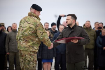 Українці не зрадили своєї незалежності, світ не схибив у підтримці України – Володимир Зеленський під час нагородження військовослужбовців у Гостомелі  