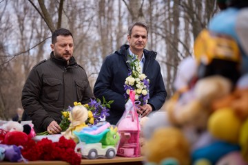 In Odesa, the President of Ukraine and the Prime Minister of Greece paid tribute to the victims of the Russian drone strike on a residential building