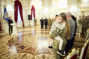 З нагоди Дня українського добровольця Президент Володимир Зеленський зустрівся з військовослужбовцями та вручив державні нагороди, зокрема ордени «Золота Зірка» Героя України, 14 березня 2024 року. 