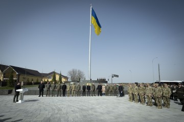 Володимир Зеленський взяв участь у піднятті прапора України біля Меморіалу пам’яті захисників Бучанської громади, вручив почесні відзнаки та нагороди