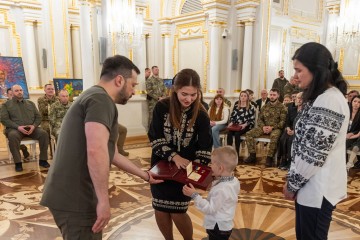 Кожна історія наших воїнів, удостоєних звання Героя України, – це гордість нашої держави – Президент на врученні воїнам орденів «Золота Зірка» 