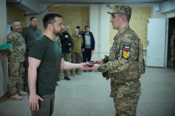 Президент ознайомився із ситуацією в зоні відповідальності ОУВ «Харків» і вручив нагороди захисникам України