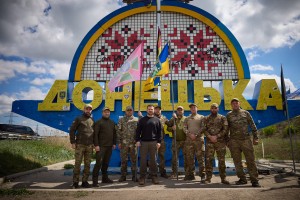 Президент з українськими захисниками біля стели на Донеччині, 19 квітня 2024 року.