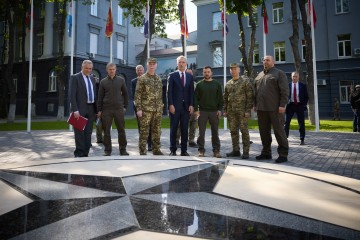 Посилення ППО та наближення України до НАТО: Володимир Зеленський та Єнс Столтенберг зустрілися зі слухачами Національного університету оборони