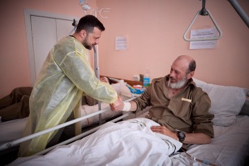 In Kharkiv, the President Visited the Hospital Where the Wounded Soldiers are Treated and Thanked Them for Defending Ukraine