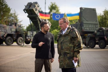 Президент у Німеччині оглянув батарею Patriot, що її передадуть нашій країні, та зустрівся з українськими воїнами, які на ній навчаються