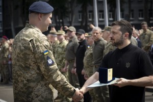 Президент вручив дипломи з відзнакою офіцерам-випускникам Національного університету оборони України, 18 червня 2024 року.