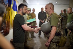 Президент Володимир Зеленський зустрівся з українськими захисниками на Покровському напрямку, 26 червня 2024 року.