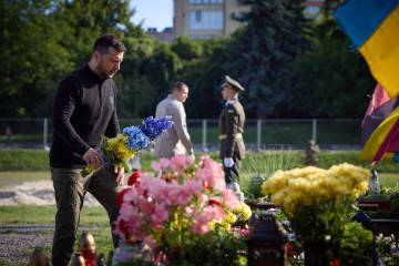 На Личаківському кладовищі Президент ушанував пам’ять загиблих захисників України