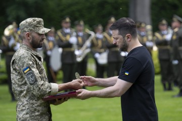 Президент вручив державні нагороди з нагоди Дня Конституції України