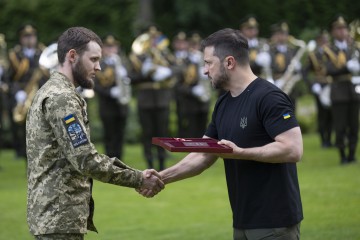 Сьогодні день людей, які своєю відданістю, вірою та сміливістю захищають нашу конституційну державність – Президент у День Конституції відзначив українців державними нагородами