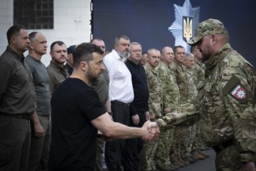 З нагоди Дня Національної поліції України Президент Володимир Зеленський зустрівся з правоохоронцями та вручив їм державні нагороди