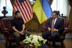 Президент України Володимир Зеленський зустрівся зі спікером Палати представників Конгресу США Майком Джонсоном, 10 липня 2024 року.