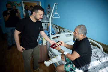 In Kropyvnytskyi, the President Visited Warriors Recovering from Wounds and Presented Them with State Awards