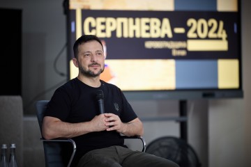 Забезпечення закладів освіти укриттями та транспортом і реформа системи шкільного харчування: Президент у Кропивницькому зустрівся з освітянами