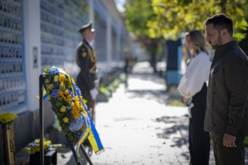 Президент і перша леді вшанували пам’ять загиблих захисників і захисниць України