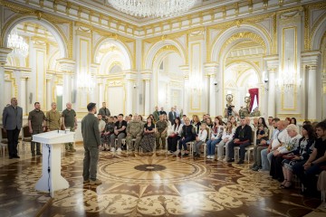 Вручення Президентом орденів «Золота Зірка» та житлових сертифікатів рідним загиблих захисників, яким присвоєно звання Герой України