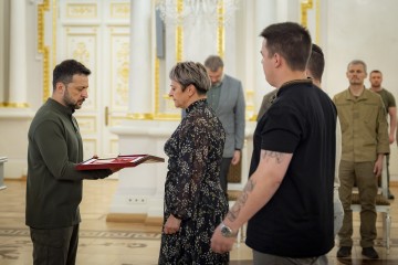 On This Day, Ukraine Pays Special Tribute to the Memory of All Our Fallen Warriors – The President Met with the Families of Ukraine’s Fallen Heroes