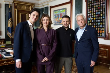 Volodymyr Zelenskyy and Olena Zelenska Met with Actor Michael Douglas