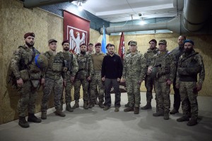 У Сумській області Президент Володимир Зеленський відвідав командний пункт 82-ї окремої десантно-штурмової Буковинської бригади, яка виконує бойові завдання на Курщині, 4 жовтня 2024 року.