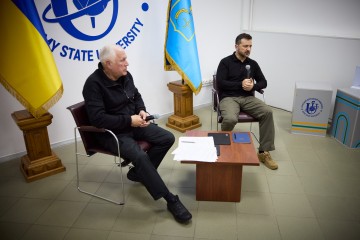 Посилення ППО, відбудова енергетичних об’єктів і підприємств: Президент зустрівся з представниками громад Сумщини