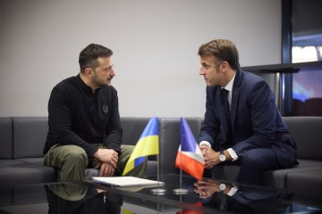 Volodymyr Zelenskyy Discusses Defense Support for Ukraine with Emmanuel Macron