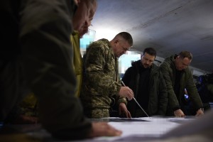 Президент Володимир Зеленський відвідав розташування 25-ї окремої повітрянодесантної Січеславської бригади, яка обороняє Покровськ, 18 листопада 2024 року.