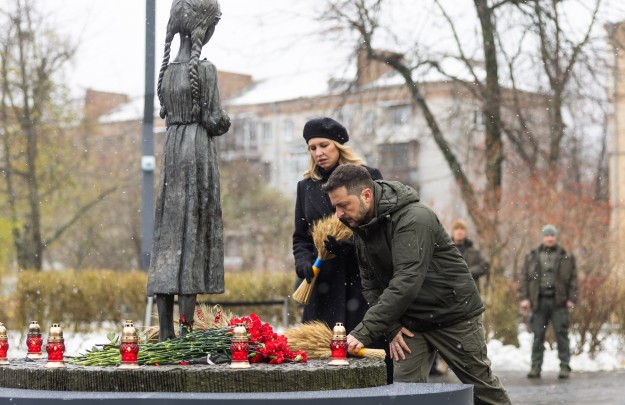 Президент та перша леді вшанували пам’ять жертв голодоморів в Україні