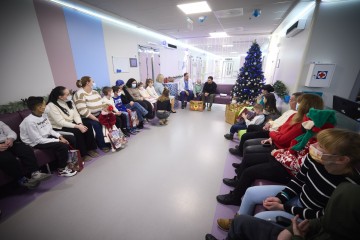 On St. Nicholas Day, Volodymyr Zelenskyy Visited the Okhmatdyt Hospital and Congratulated Children on the Holiday