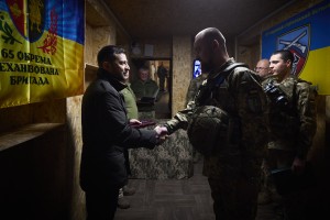 Президент Володимир Зеленський відвідав передовий командний пункт 65-ї окремої механізованої бригади, яка обороняє Запоріжжя, 12 грудня 2024 року.