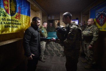 На Запоріжжі Президент відзначив воїнів 65-ї ОМБр державними нагородами та заслухав доповідь командира бригади