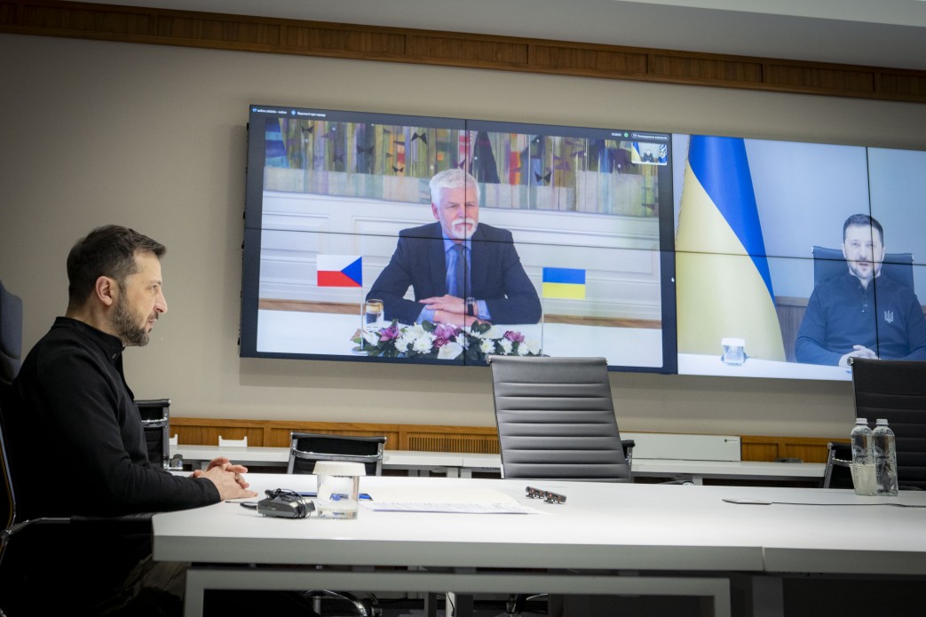 Le président de l'Ukraine Volodymyr Zelensky a mené une conversation vidéo avec ...