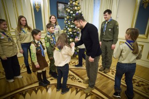 Президент Володимир Зеленський зустрівся з представниками скаутських організацій, які передали йому Вифлеємський вогонь миру, 22 грудня 2024 року.