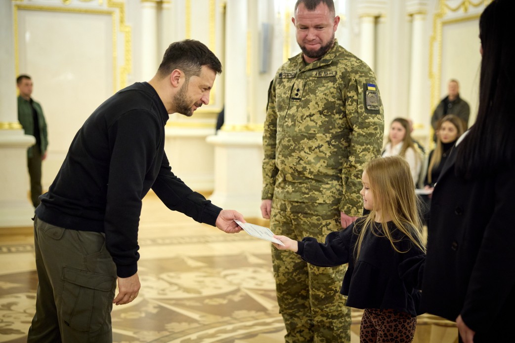 Президент вручив сертифікати на отримання квартир Героям України та рідним загиблих Героїв