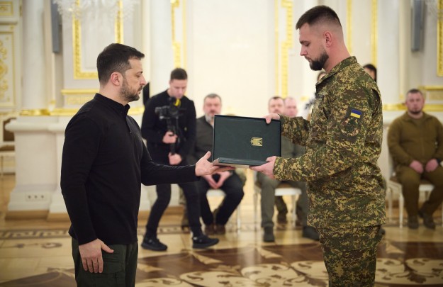 Президент відзначив найвищими державними нагородами захисників і передав ордени рідним загиблих Героїв України