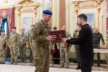 Цього року маємо зробити абсолютно все, щоб досягти справжнього миру з гарантіями безпеки для нашої держави – Президент під час вручення нагород і сертифікатів на квартири воїнам і рідним полеглих Героїв