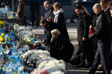 Президент і перша леді разом з іноземними лідерами вшанували пам’ять загиблих воїнів