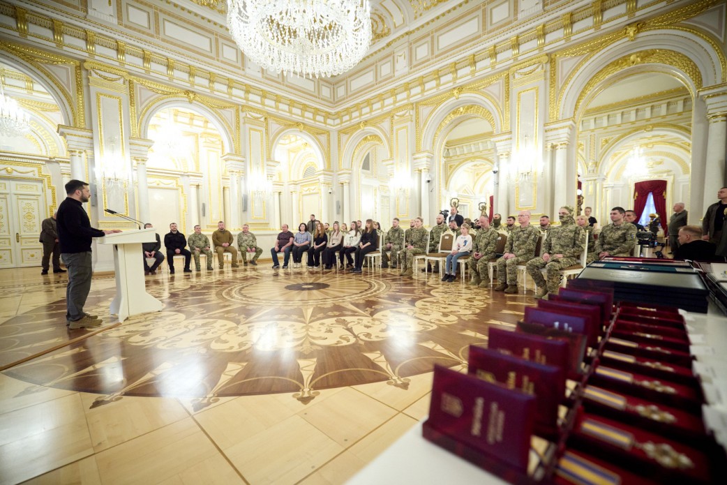 У День українського добровольця Президент відзначив державними нагородами захисників і захисниць України