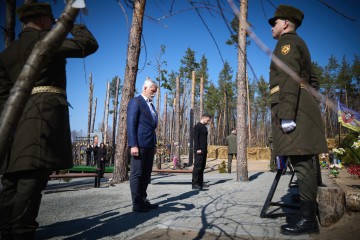 Presidents of Ukraine and the Czech Republic Visit Moshchun to Honor Fallen Warriors