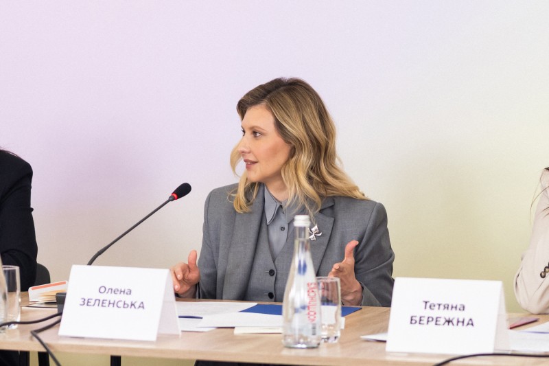 ОЛЕНА ЗЕЛЕНСЬКА ПІД ЧАС ВІДКРИТТЯ ТИЖНЯ БЕЗБАР’ЄРНОСТІ РОЗПОВІЛА ПРО СЕРІЮ ВИСТАВОК, ПРИСВЯЧЕНИХ БЕЗБАР’ЄРНОМУ МОВЛЕННЮ, ЯКУ ПРЕДСТАВЛЯТЬ ПО ВСІЙ КРАЇНІ