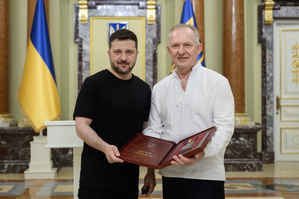 Зеленський надав звання Герой України головному лікарю Дніпропетровської обласної клінічної лікарні Риженку 2