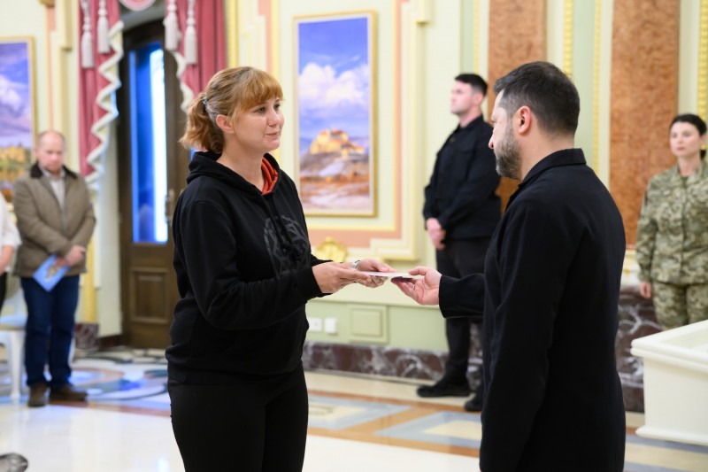 Президент України Володимир Зеленський вручив 20 сертифікатів на отримання квартир Героям України та рідним воїнів, удостоєних цього звання посмертно
